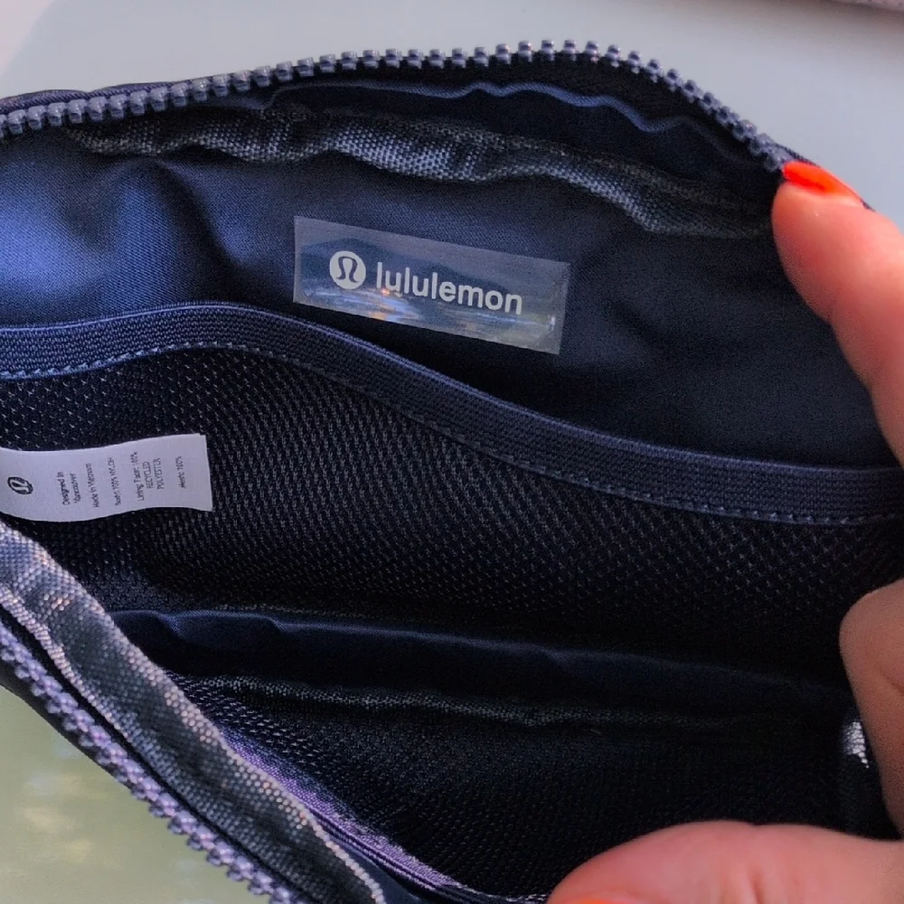 Lululemon Navy Zippered belt  Bag-NWT - Picture 5 of 10